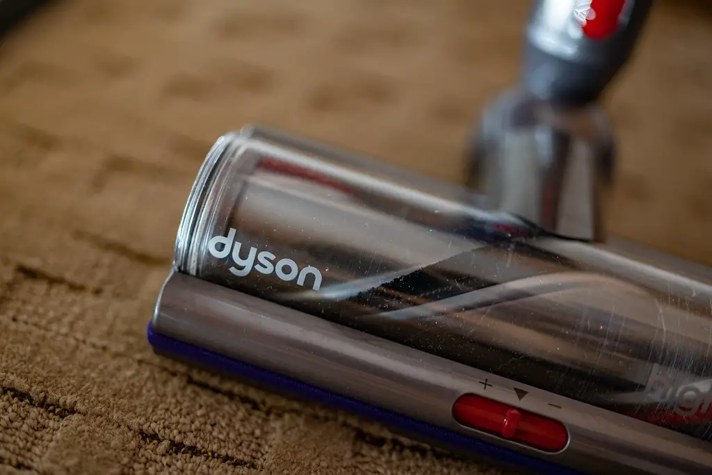 dyson vacuum going on and off